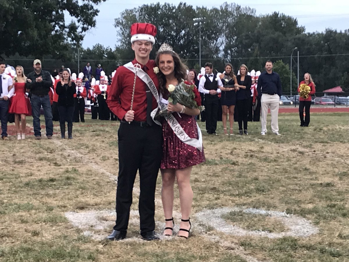 ManAtTheMirror's tweet photo. #MirrorNews update: Blake Phillips and Maureen Wetta are this year’s @TonganoxieHigh Homecoming king and queen. https://t.co/NECeuOnqWX