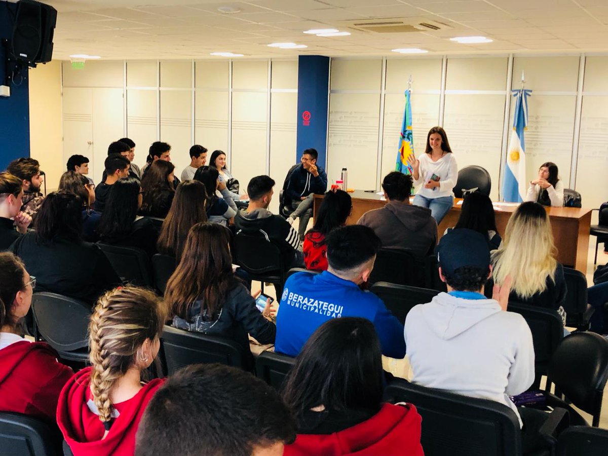 JenniferNoro's tweet photo. Y si...
Escucharlos a Ellos fue lo mejor del día lejos!!
Traen lo más sano y sabio de nuestras escuelas secundarias, de nuestros Barrios y casas de Bera.
#SerPuente #GraciasXvenir
#Egresarte
#Berazategui @jpatriciomussi https://t.co/jQ1uISDFzB