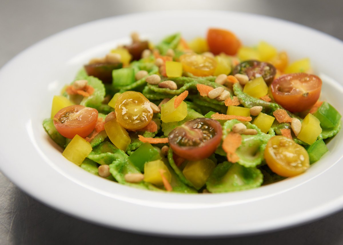 LAParentMag's tweet image. @TheLAKitchen is a nonprofit dedicated to reclaiming local food that would otherwise go to waste and distributing it in the form of fresh, nutritious meals to Angelenos in need. Check out their #SharedPlates mission and #recipe for #PestoPastaSalad: laparent.com/family-recipe-…