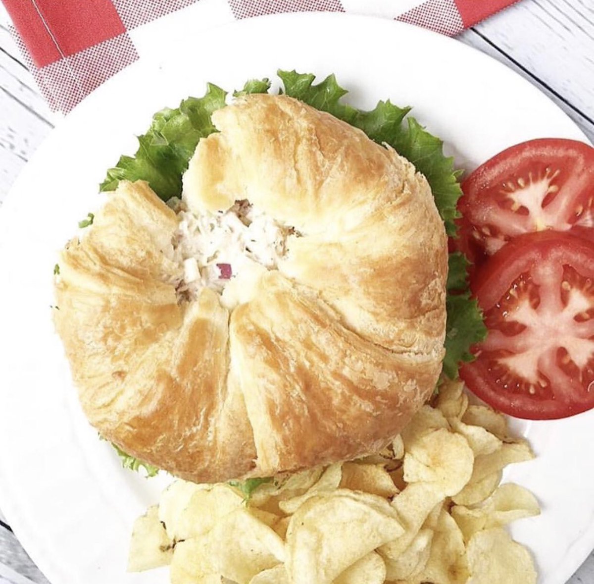 Sugar_Bananas's tweet photo. Do you ever crave comfort food from way back when? You need this Classic Tuna Salad Recipe: #classic #flashbackfriday 🥐 https://t.co/wHqoRsJdEa https://t.co/bXs7k41T3D