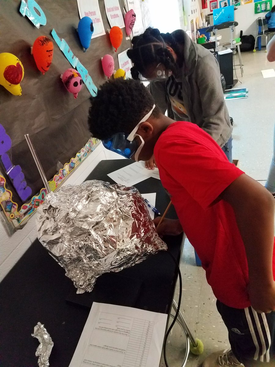 kadamswms's tweet photo. Students designed "ovens" using foil, a light bulb, and ring stand.  After eating nachos they described the transfer of energy. @Brynn_Welch_17 https://t.co/Z4FsftjZ16