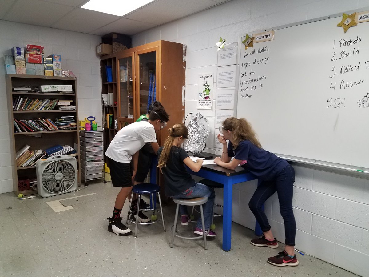 kadamswms's tweet photo. Students designed "ovens" using foil, a light bulb, and ring stand.  After eating nachos they described the transfer of energy. @Brynn_Welch_17 https://t.co/Z4FsftjZ16