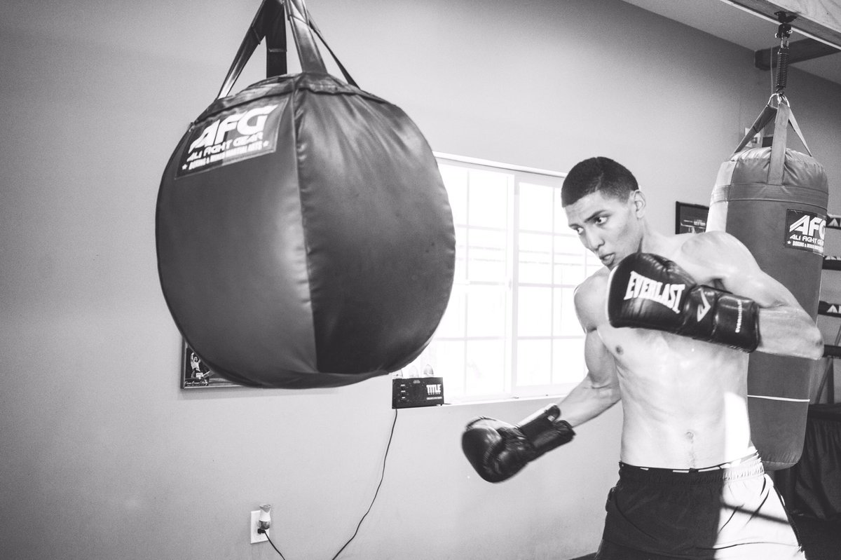 _joshuakevin98's tweet photo. I’m not gonna stop till i get it 💫
📸: @adriananguiano_
#boxing #boxeo #scboxing #palmdale #antelopevalley #avstandup #afgfightgear #everlast https://t.co/sspWAVlLqg