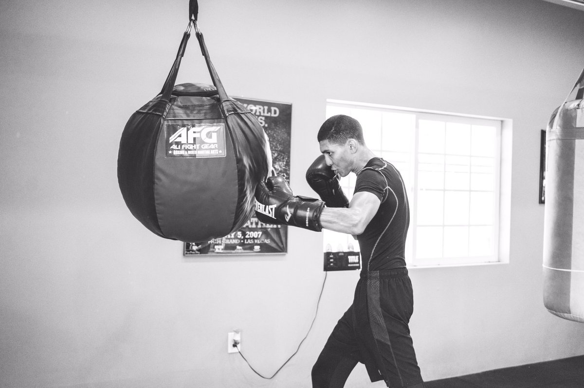 _joshuakevin98's tweet photo. I’m not gonna stop till i get it 💫
📸: @adriananguiano_
#boxing #boxeo #scboxing #palmdale #antelopevalley #avstandup #afgfightgear #everlast https://t.co/sspWAVlLqg