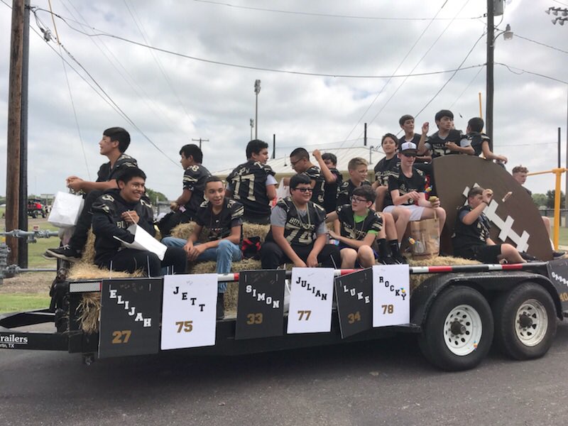 middlebrookskd's tweet photo. Homecoming Parade #palmermidschool floats #HOCO2018 https://t.co/a6Oyl8X2Nk
