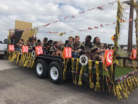 middlebrookskd's tweet photo. Homecoming Parade #palmermidschool floats #HOCO2018 https://t.co/a6Oyl8X2Nk