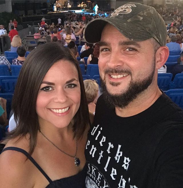 1800OutFast's tweet image. Lady Antebellum, Darius Rucker, and this Hottie tonight! Does it get any better? 
#countrymusic #fridaynight ift.tt/2R6GVMp