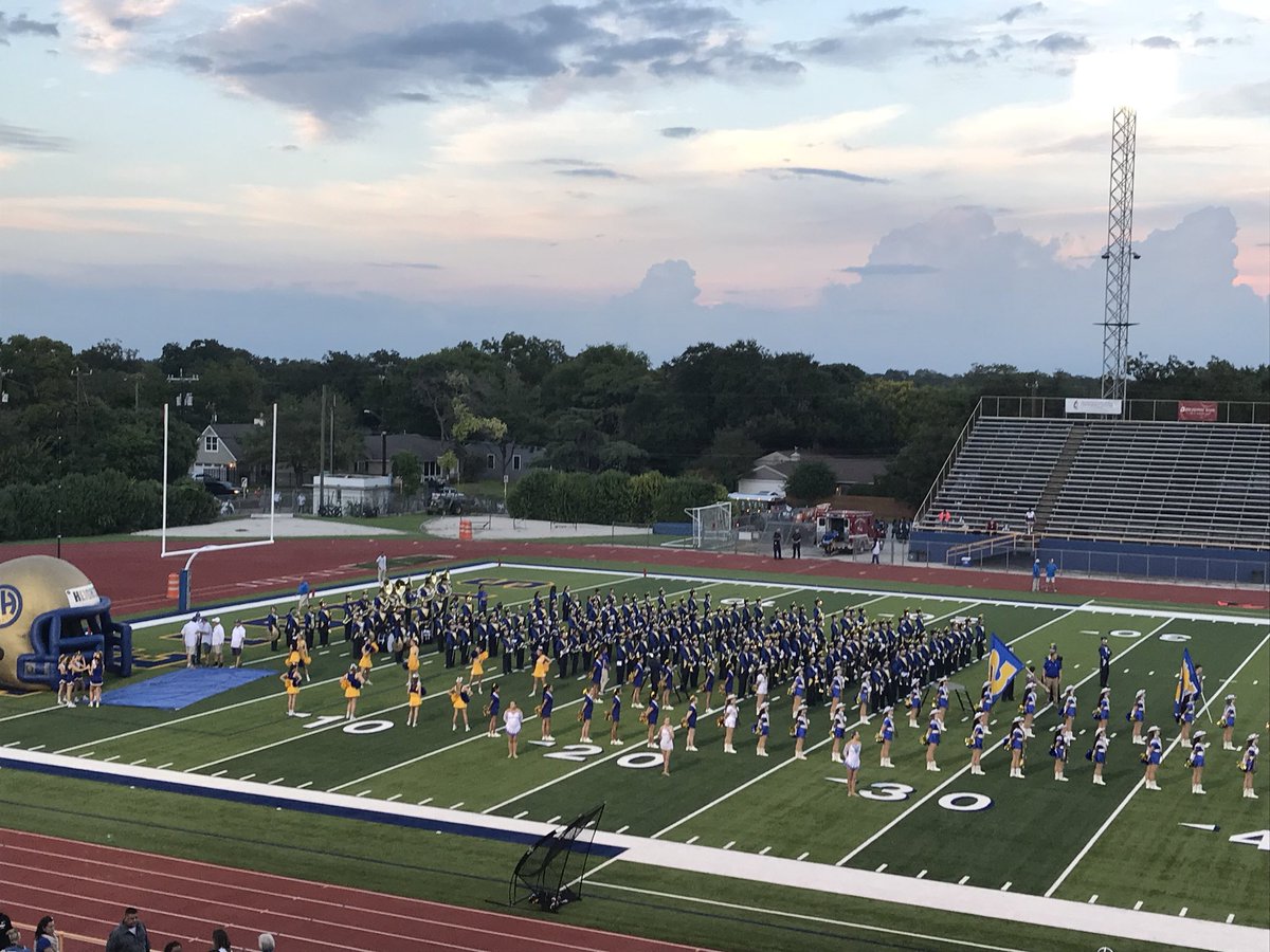 LibraryAHCES's tweet photo. Friday Night Lights! Happy Homecoming! #gomulesgo @AHISD https://t.co/pTXyMWEsoA