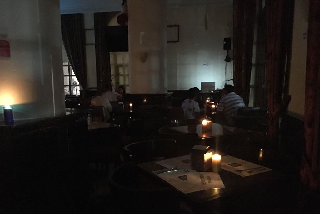 jm_lopezcampos's tweet photo. #TarifasCFE En Protesta por las alzas de energía eléctrica establecimientos comerciales y restaurantes de la zona conurbada Veracruz-Boca del Río apagan sus luces ayer y hoy de 7 a 9 pm, e iluminan con velas. @caniracVeracruz ☀️@Canaco_Veracruz @JesusMSampiery @Concanaco https://t.co/qSKc17quRH