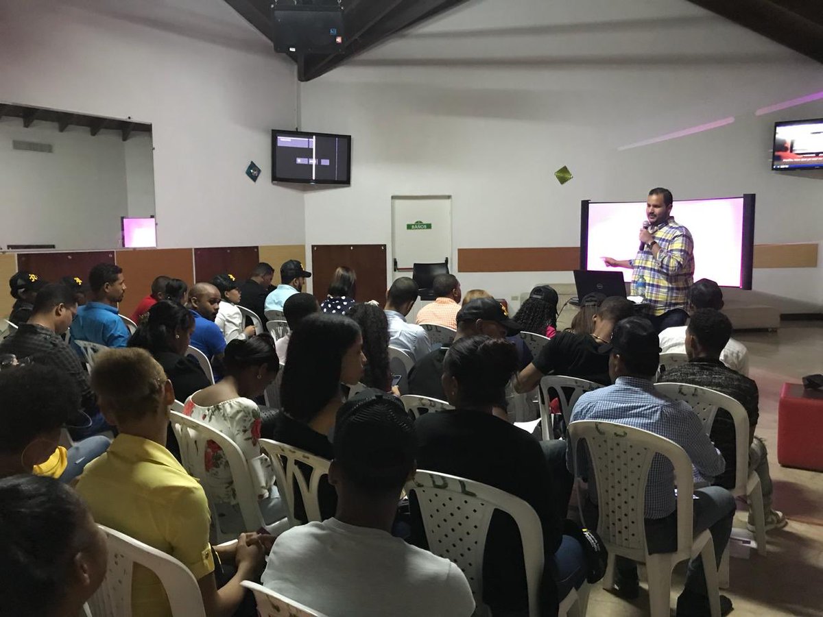sinfalloreinald's tweet photo. “Las redes sociales son un medio eficiente para recibir retroalimentación de sus clientes, logrando satisfacer sus necesidades” #GeneracionR #GeneracionR2020 #GeneraciónR #SinFalloConReinaldo https://t.co/ZhkIxR4G68