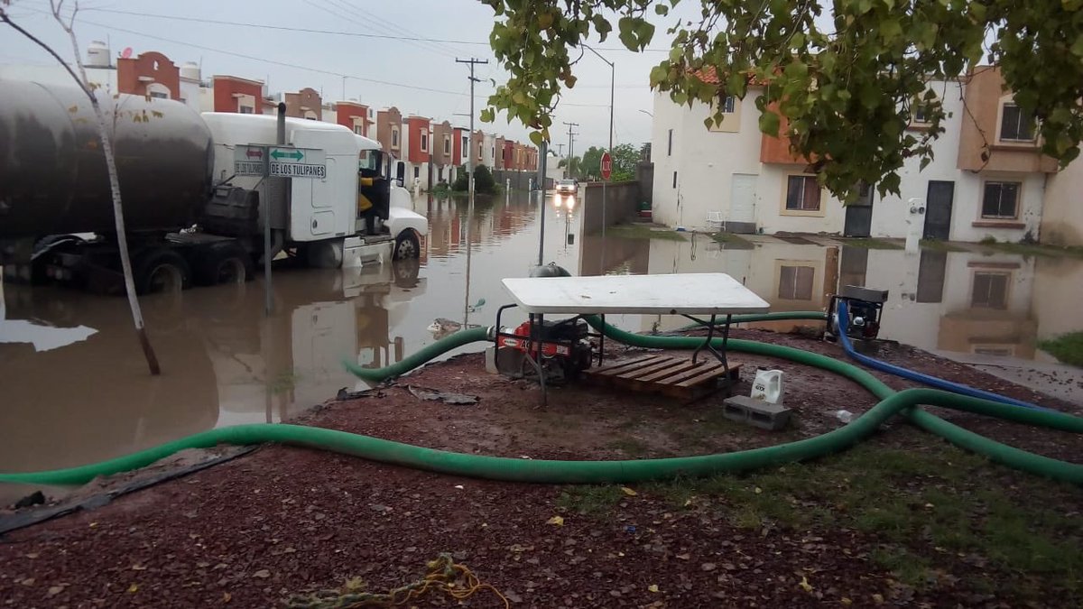 JZERMENOI's tweet photo. Trabajando en desagüe en Jardines del Sol y abasteciendo de combustible. @PCyBomberosTRC  #EnEquipoLoHacemosMejor #TorreónCiudadEnEquipo https://t.co/AzY5d3Ro0s