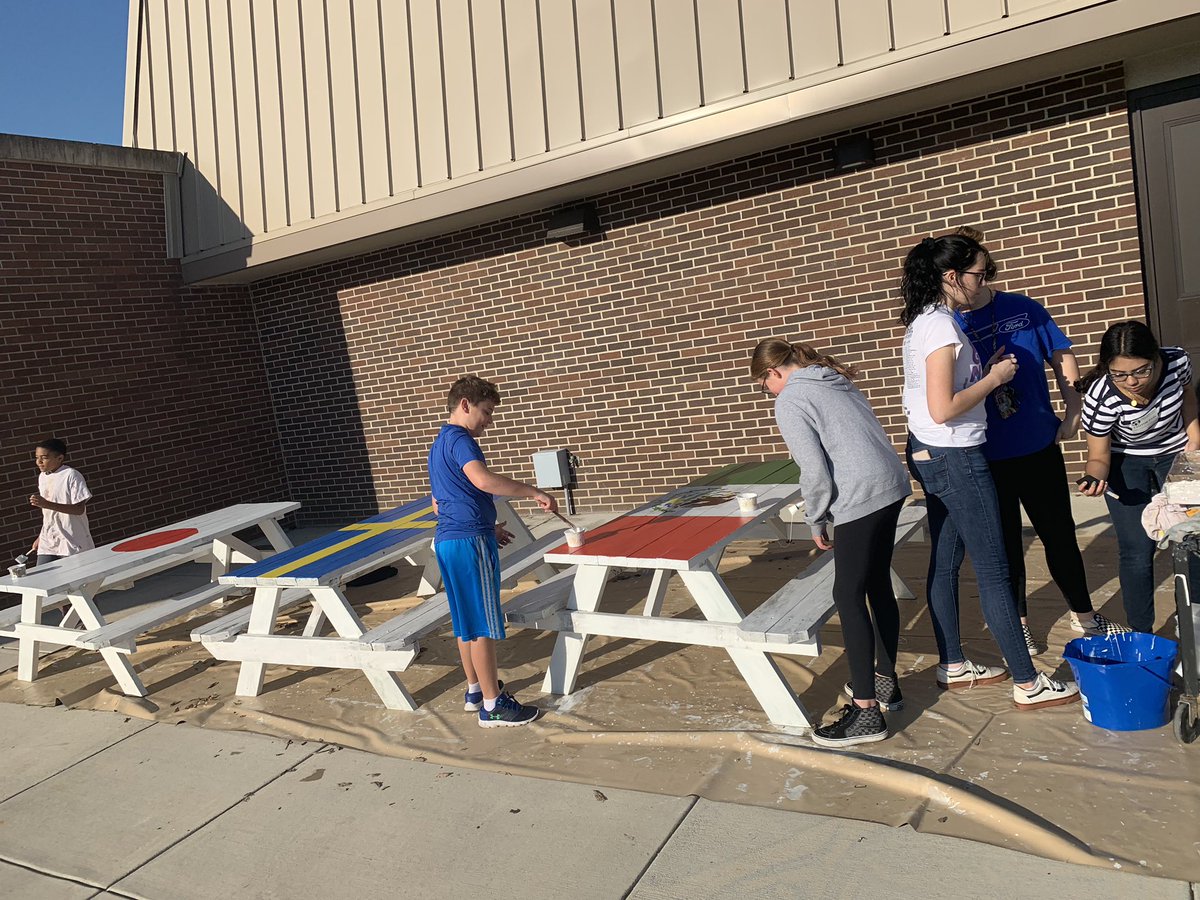 MaryCastleElem's tweet photo. Many thanks to all of our volunteers and community partners for coming to help us spruce up MEC for #IndyDoDay! Our Peace Park, Little Library, Outdoor Picnic Tables, and garden look amazing and itβs because of you!#LTRocks https://t.co/jHIbGavzxL