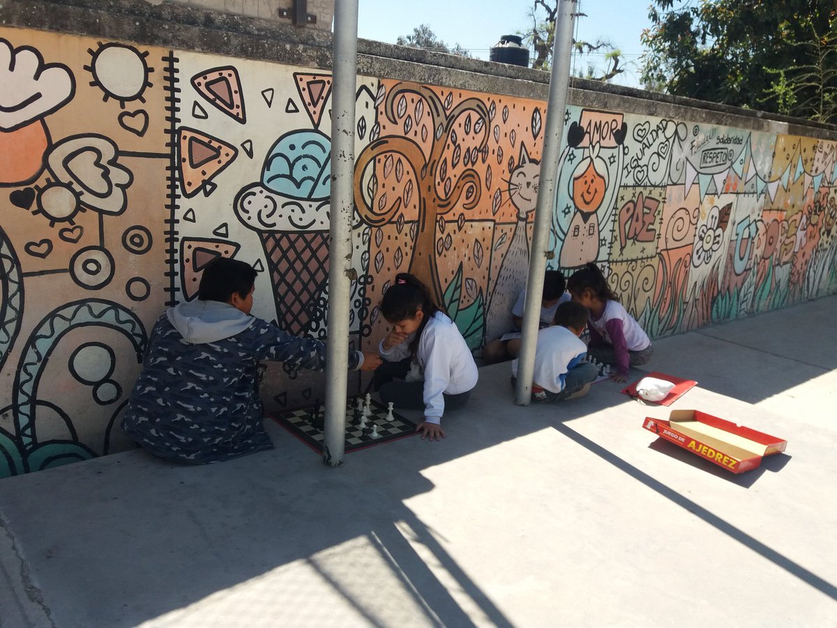 RominaRu7's tweet photo. 💙💙💙 #MareaAzulEA Sumate a los talleres de ajedrez  Escuelas Abiertas un lugar para vos! 💙💙💙
@matiaszaki16 @cecifrias03 @fguillesaavedra https://t.co/QWTRLxUvd8