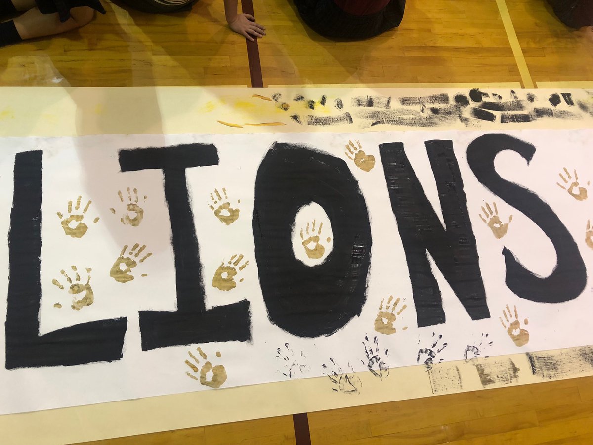 scsboardman's tweet photo. #SaintCharles #makingsigns #cheerleaders #students #afterschool #PepRally https://t.co/2qHQl0aCo4
