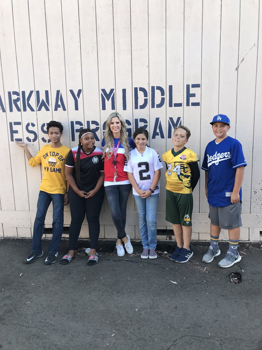 Parkway_ESS's tweet image. Sports Day! Whose your favorite sports team?! 🏈⚽️⚾️🏀🎾🏒 #ESSRocks #LMSVHeart