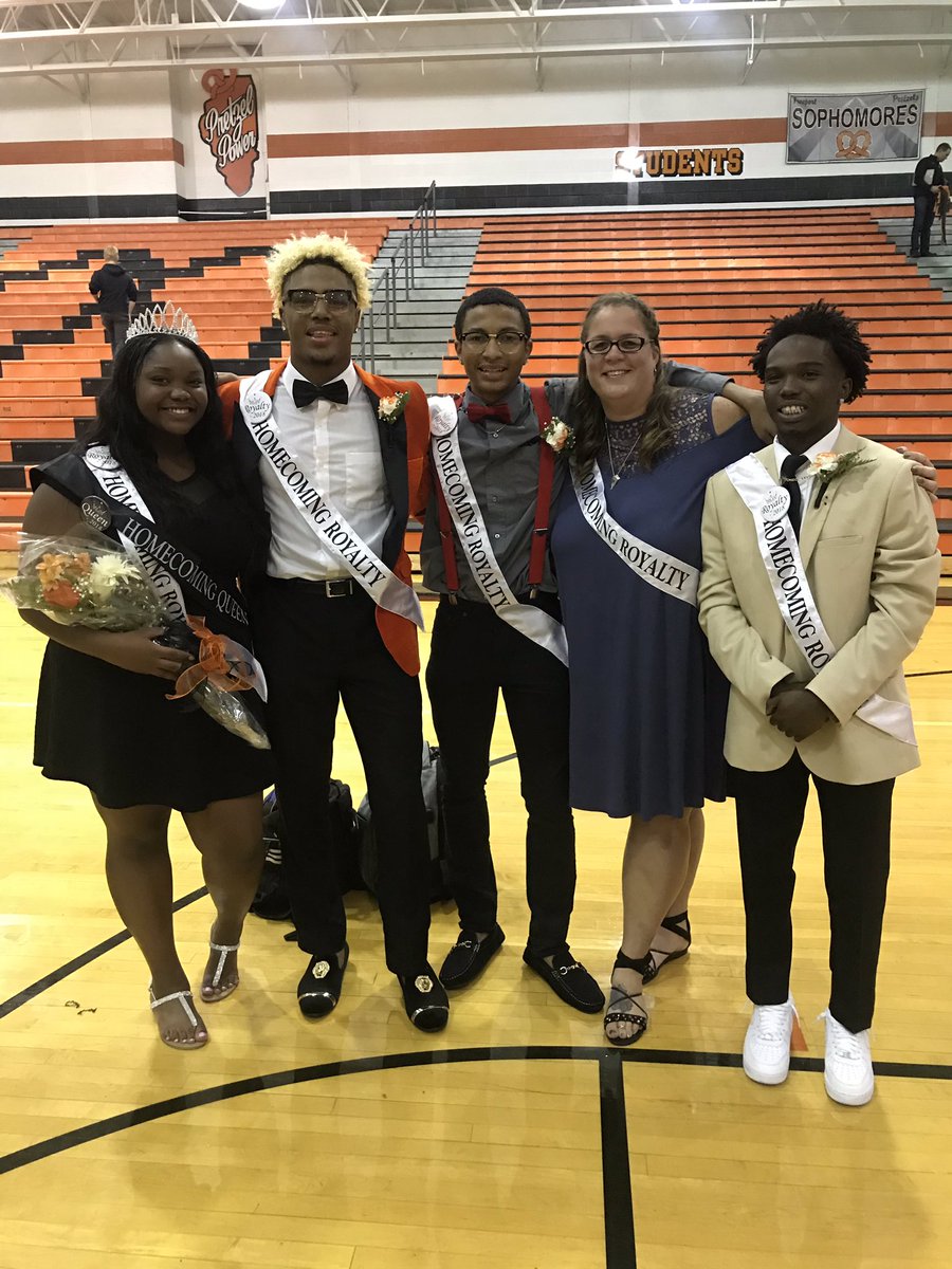 christyevans123's tweet photo. AVID students (and teacher) representing on Homecoming court.  #ThisIsAVID #homecomingqueen #PretzelPride https://t.co/tjUCxw3WvB