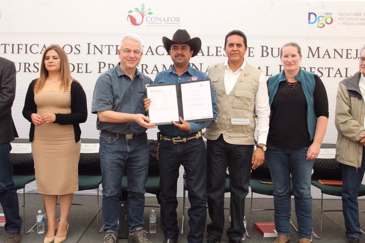beltran_retis's tweet photo. También entregamos apoyos del Programa Nacional Forestal #PRONAFOR para proyectos que incluirán acciones de restauración, impulso a plantaciones forestales comerciales, industria y comercio en los municipios de Pueblo Nuevo, Durango y Canatlán. https://t.co/vY9Qi0r84R