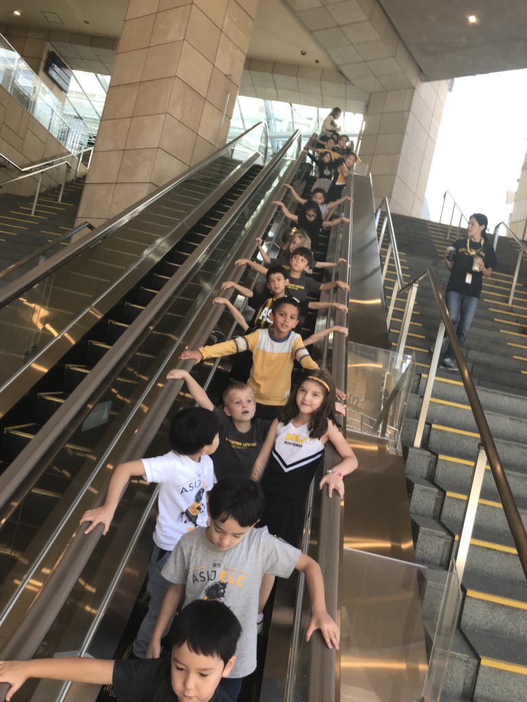 elcasij's tweet photo. Rocking our school spirit on a walking field trip to appreciate the artwork of one of our parents.  #ASIJLearns about school spirit, belonging, and creativity! https://t.co/SqjiUPbjUB