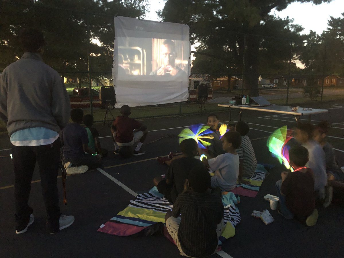 CityofBGKY's tweet photo. Another beautiful night for a #BGGovToGo #outdoormovie #BlockPartyatParkerBennett #knowyourneighbors #buildcommunity https://t.co/n9rlshE6SY