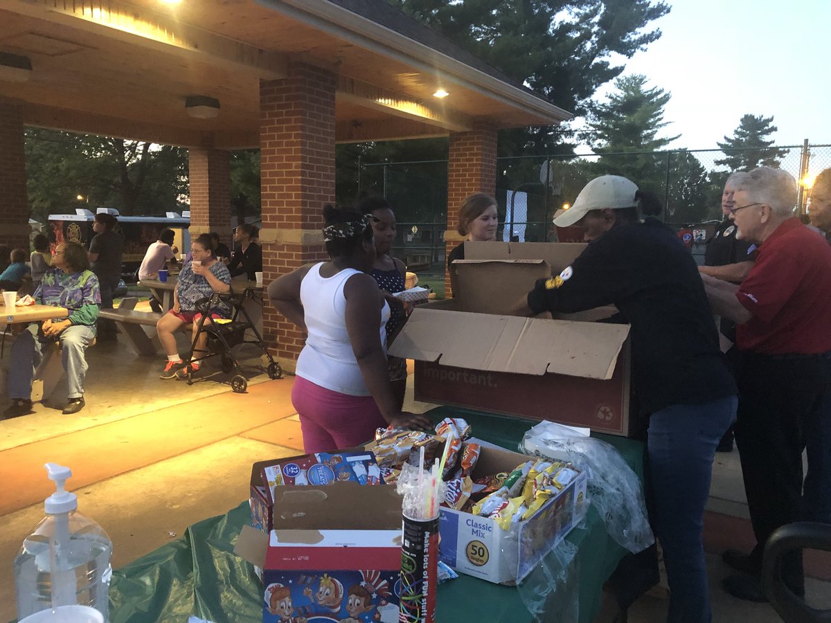 CityofBGKY's tweet photo. Another beautiful night for a #BGGovToGo #outdoormovie #BlockPartyatParkerBennett #knowyourneighbors #buildcommunity https://t.co/n9rlshE6SY