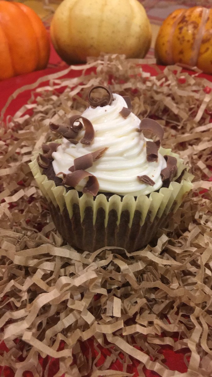 YOULOVE924's tweet photo. Fall Collection Cupcakes 🍂 

Pre-Order! 

Brownie cupcakes, topped with vanilla frosting, topped with either shredded Hershey’s or some nut sprinkles! https://t.co/IsXIVmh3rH