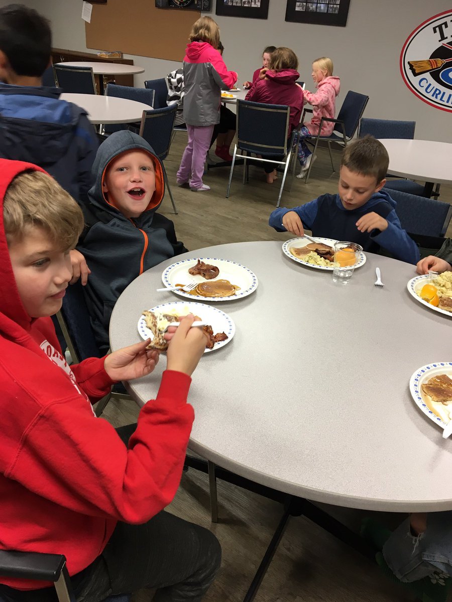 JJensenmus's tweet photo. Tasty breakfast by our fabulous parents #breakfastforlearning @GPSD6 @TilleySchool https://t.co/aaQzk4z0Bf