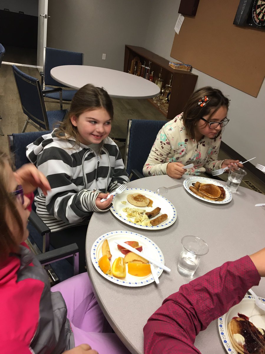 JJensenmus's tweet photo. Tasty breakfast by our fabulous parents #breakfastforlearning @GPSD6 @TilleySchool https://t.co/aaQzk4z0Bf