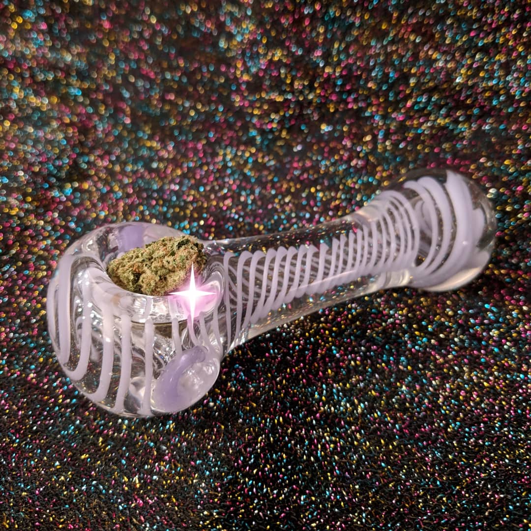 amyblazeislit's tweet photo. Just one Lavender Swirl Pipe Kit left! 💜🔮💜 It's Friday / It's payday / Don't you think you deserve it? 💙
DM for info.
#tgif #friday #payday #pipe #purplepipe
#californiacannabis
#cannabis
#marijuana
#stonergirls
#weed
#MMJ
#CBD
#dabs https://t.co/kmp15UiNMu