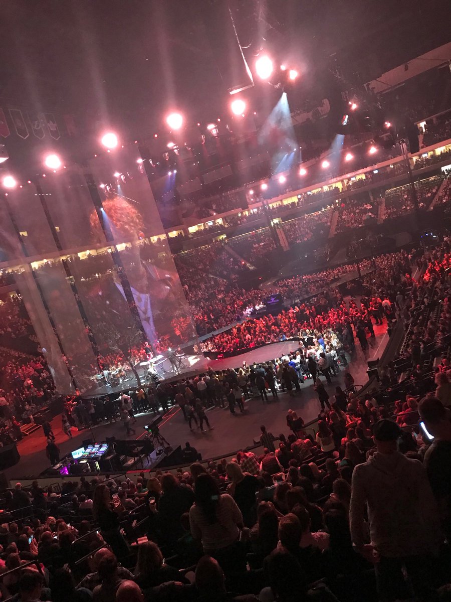 KellyGovern's tweet photo. Waiting for Justin!!! Bring me to vip!!! ⁦@jtimberlake⁩ #minneapolis #maninthewoods #JT #justintimberlake https://t.co/3G6NBN1jVr
