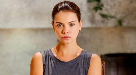 candygi's tweet photo. é dificilmente se acostumar com uma nova Luiza nada contra a Thaís Melchior mas a Milena Toscano combina super bem

Olhem essa carinha maravilhosa de estou transbordando odio e desprezo 

A nova Luiza é mto feliz gente credo

#AsAventurasDePoliana098 https://t.co/7dRpcDCzid