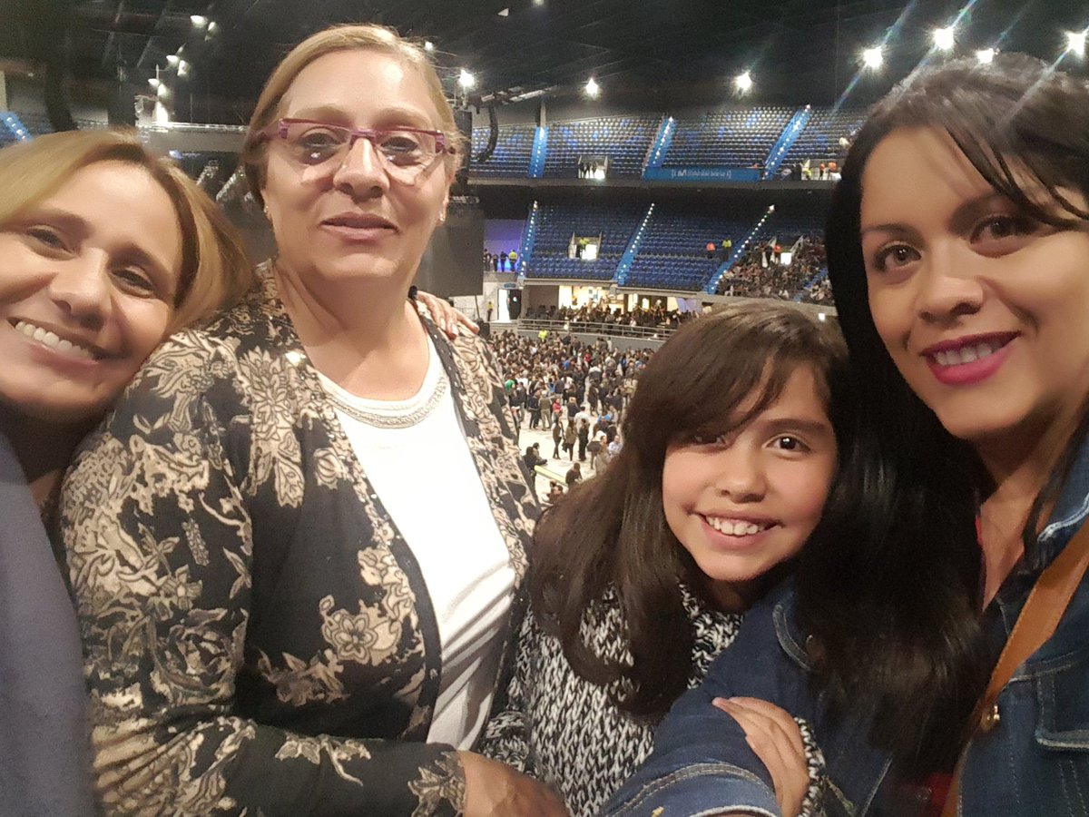 la_wathaa's tweet photo. @MovistarArenaCo #felices https://t.co/SP8AK2dAMe
