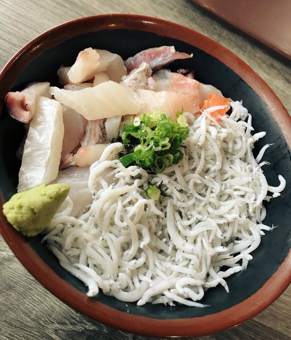 魚市場で海鮮丼たべた。うまみ。 