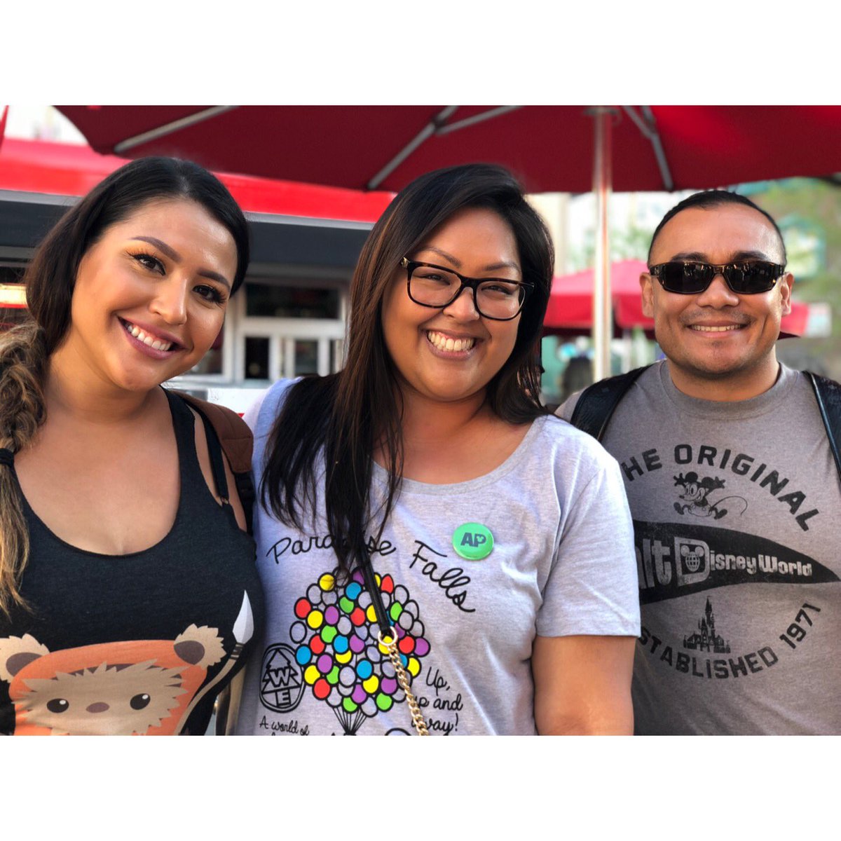 RoxyChaneLbtn's tweet photo. bumped into @LizzyWoopWoop and her Glen at DCA this afternoon 🤩 totally made my day! I was completely fan-girling inside 🙈 https://t.co/bbJNRlqObk