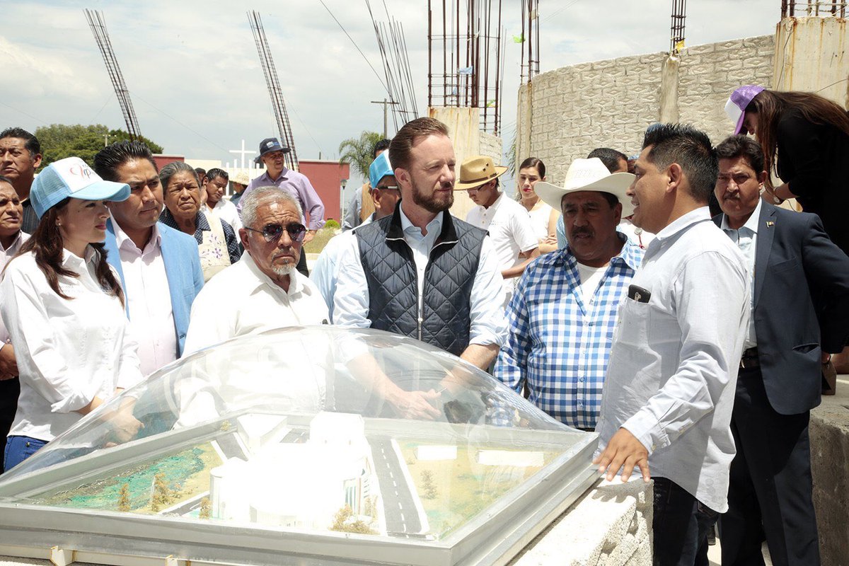 Entregamos con el Alcalde <a href="/LuisBanck/">Luis Banck</a> diferentes acciones en San Baltazar Tetela. A través de la @SedesoPue acercamos el progreso a más familias de las juntas auxiliares.