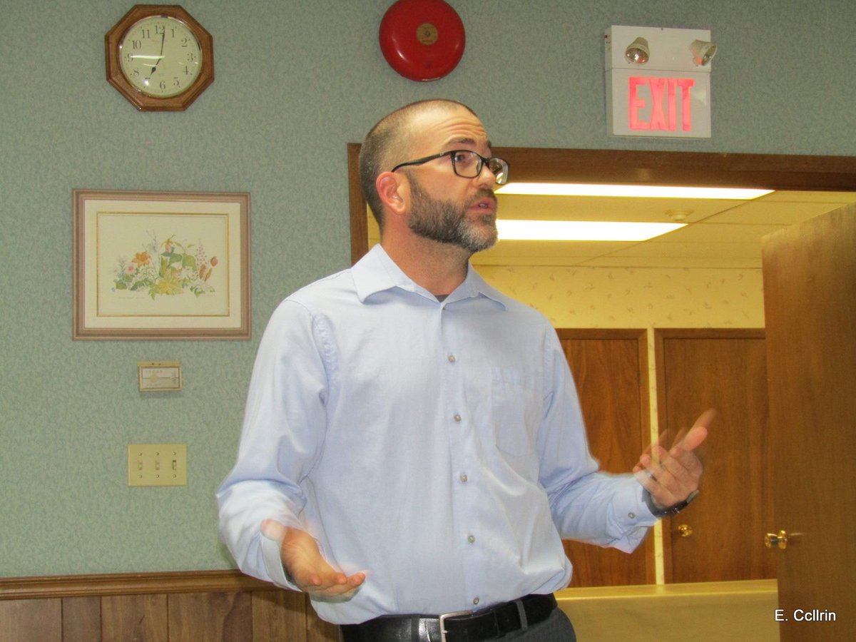 Aaron__Hall's tweet image. Thanks to everyone who came out to my Town Hall Meeting tonight in #Wallaceburg! We had a great Q&amp;amp;A session, with some great dialogue, ideas and passion. It was nice to field questions from those in attendance. Remember, online voting starts on Monday 😊✅🗳

📸 Everett Collrin
