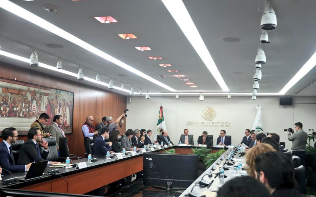 En reunión de la #JUCOPO del <a href="/SenadoMexicano/">Senado de México</a>, recibimos los textos del acuerdo comercial más importante de nuestro país: el Tratado de Libre Comercio. #mm