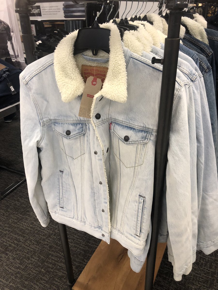 TheeORduckGuy's tweet image. Did I die and wake up in 1985? Why has no one told me these 1000% amazing and undeniable beautiful pieces of clothing are back in style? @Chris_Hawkey, how long have you known and not shared with us? Now I’m broke. #purestyle  #cantwaittoputpatchesonmejacket