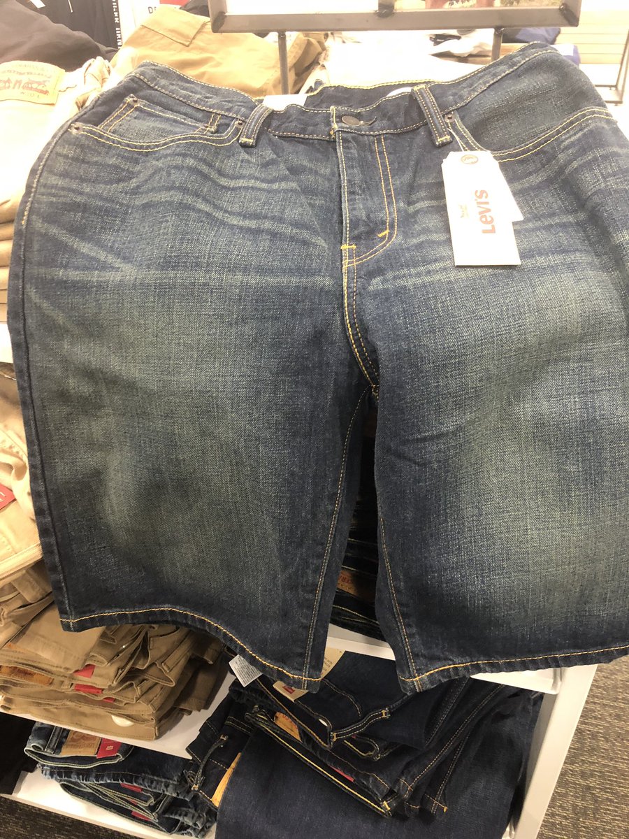 TheeORduckGuy's tweet image. Did I die and wake up in 1985? Why has no one told me these 1000% amazing and undeniable beautiful pieces of clothing are back in style? @Chris_Hawkey, how long have you known and not shared with us? Now I’m broke. #purestyle  #cantwaittoputpatchesonmejacket