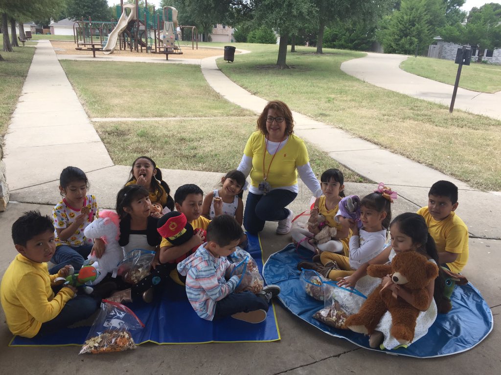 AlvarexMaria's tweet photo. kindergarten Teddy Bear Picnic https://t.co/d4BJrb27HB