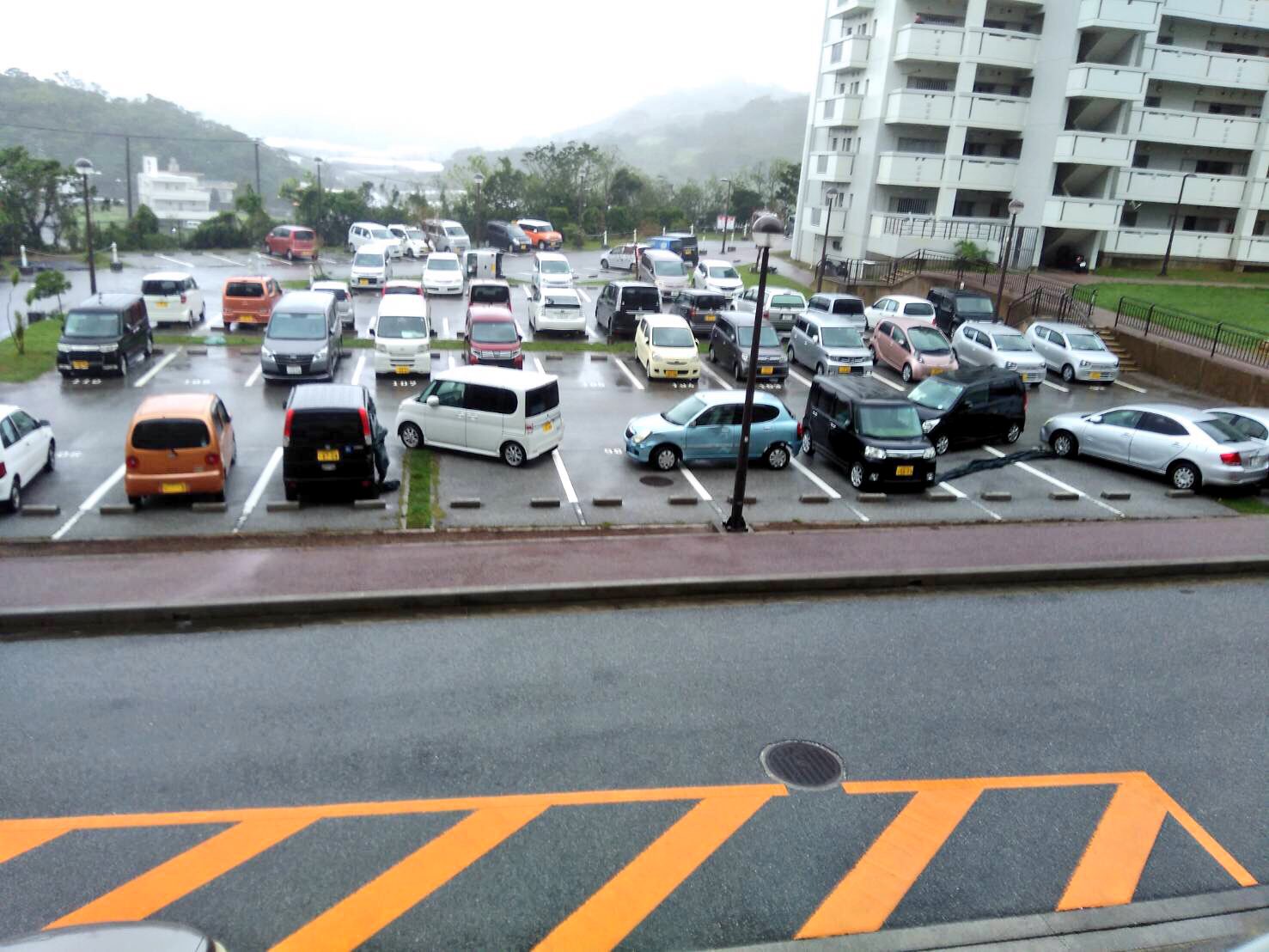 画像 沖縄県地元情報局 県内各地で強風により車が移動したり横転したりしています 緊急時でない限りは外を出歩かないようにご注意下さい T Co T まとめダネ