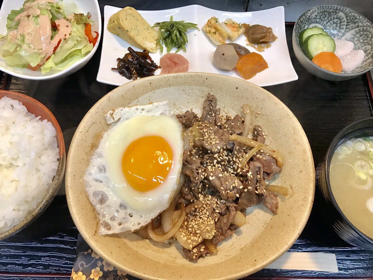 lunch_yoshi's tweet photo. 🍀おはようございます🍀

♡本日のランチメニュー♡

A 角煮 ランチ  ￥700
B 鯖のみりん干し ランチ￥600

ご来店お待ちしております🌸

写真→昨日のランチ🍴( ¨̮  )💕
焼肉＆塩サバ✨

ご意見、ご感想🌸 リクエスト
お待ちしております✨
#ﾗﾝﾁ #茅ヶ崎 #佳 #一坪亭 https://t.co/bzwwNp5kJb