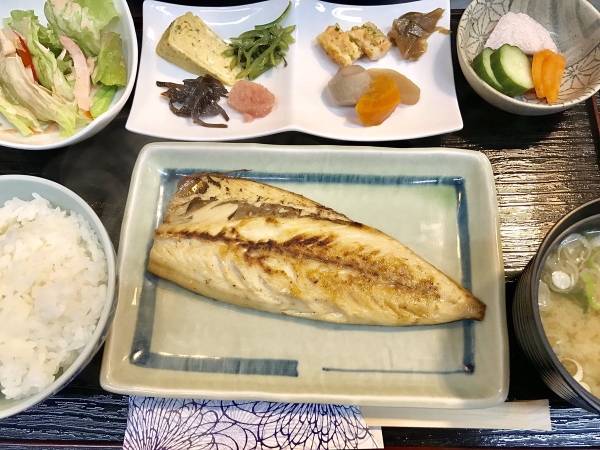 lunch_yoshi's tweet photo. 🍀おはようございます🍀

♡本日のランチメニュー♡

A 角煮 ランチ  ￥700
B 鯖のみりん干し ランチ￥600

ご来店お待ちしております🌸

写真→昨日のランチ🍴( ¨̮  )💕
焼肉＆塩サバ✨

ご意見、ご感想🌸 リクエスト
お待ちしております✨
#ﾗﾝﾁ #茅ヶ崎 #佳 #一坪亭 https://t.co/bzwwNp5kJb