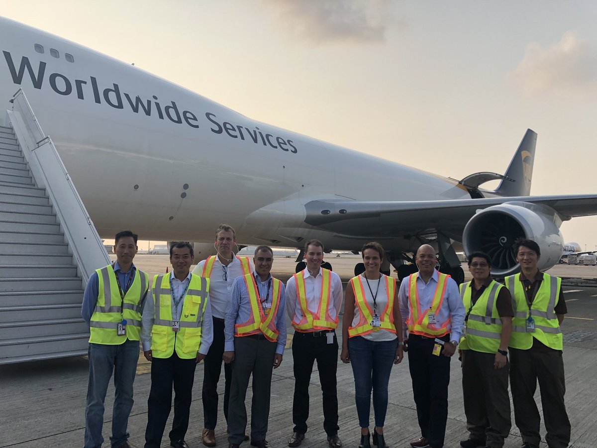 This week our HKG gateway/hub operations were honored by the visit of our Chief Marketing Officer Kevin Warren and President of International Nando Cesarone @CesaroneN. During the visit, special recognition was given to #SuperUPSers that helped during Typhoon Mangkhut @UPS_Asia