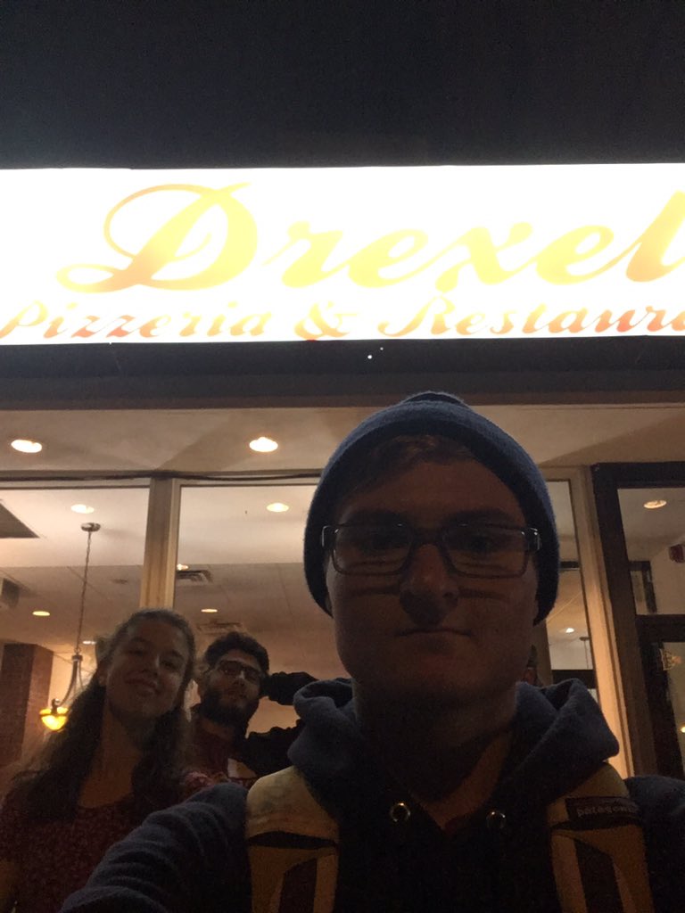 GochiMichael's tweet photo. Pizza Break time #yum #pizzaisthebest #pineappleonpizzaisok #fightme #garrettalmostdiedatthehandsofhisteammatestobringyouthismeme #dragonCatholic @DNLockIn18 https://t.co/CiyBDTpJrC