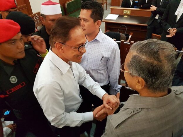 HafizRayyan's tweet photo. Bertahun diuji berhadapan dgn Tun Mahathir, beliau maafkan.

Diuji dgn UMNO melalui Saiful Bukhari dari tahun 2008, beliau lalui dgn sabar dalam membawa Malaysia yg lebih baik.

Benar la, “sebelum Allah bagi apa yg kita nak, Dia uji dulu apa yang kita mampu lalui.” https://t.co/UGCHeyUOIL