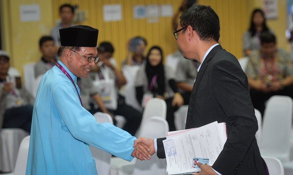 HafizRayyan's tweet photo. Bertahun diuji berhadapan dgn Tun Mahathir, beliau maafkan.

Diuji dgn UMNO melalui Saiful Bukhari dari tahun 2008, beliau lalui dgn sabar dalam membawa Malaysia yg lebih baik.

Benar la, “sebelum Allah bagi apa yg kita nak, Dia uji dulu apa yang kita mampu lalui.” https://t.co/UGCHeyUOIL
