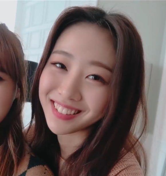 yvesus's tweet photo. some of my favorite screenshots of yves in loona tvs ❤️________❤️ https://t.co/Kj3MZA3Me2