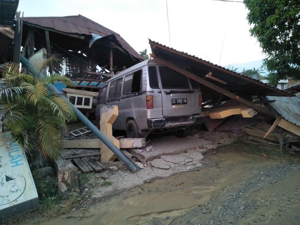 Kondisi kerusakan di pesisir dan rumah sakit di Kota Palu. Jumlah korban terus bertambah. Evakuasi terus dilakukan. Potensi nasional digerakkan membantu penanganan darurat di Palu dan Donggala. via <a href="/Sutopo_PN/">Sutopo Purwo Nugroho</a> #ElshintaPeduli