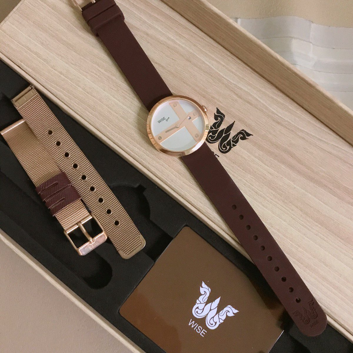 chongnamcha's tweet image. ไปเดินห้างแล้วเจอนาฬิกา ดีไซน์น่ารักดี โลโก้เด่นมากดูก็รู้ว่าเป็น แบรนด์ไทย คุณภาพดีนะ ลุยฝนก็รอด คนขายบอกเป็นกระจกเป็นซัฟไฟร์กันรอยด้วย ได้2สาย สายสแตนเลส+สายซิลิโคน คุ้มสุด!! #ใช้ดีบอกต่อ #ไว้รีวิวห้ามขายของโว้ยย #ใช้เองรีวิวเอง