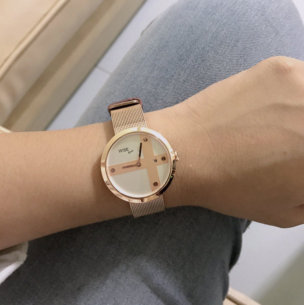 chongnamcha's tweet image. ไปเดินห้างแล้วเจอนาฬิกา ดีไซน์น่ารักดี โลโก้เด่นมากดูก็รู้ว่าเป็น แบรนด์ไทย คุณภาพดีนะ ลุยฝนก็รอด คนขายบอกเป็นกระจกเป็นซัฟไฟร์กันรอยด้วย ได้2สาย สายสแตนเลส+สายซิลิโคน คุ้มสุด!! #ใช้ดีบอกต่อ #ไว้รีวิวห้ามขายของโว้ยย #ใช้เองรีวิวเอง